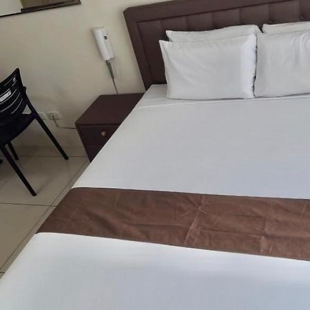 Studio Unit At The Breeze Residences Manila Ngoại thất bức ảnh